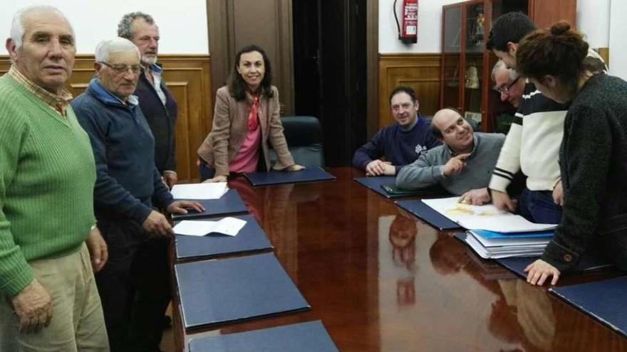 Los representantes vecinales de Pardavila, con la alcaldesa de Marín y otros ediles del gobierno. // FdV