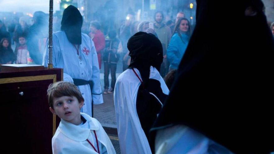 El pequeño Pablo Gaztelu, durante la procesión.