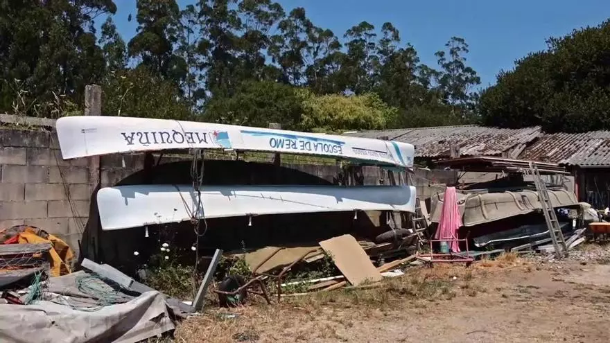 Un incendio en una carpintería naval de O Grove amenaza el monte