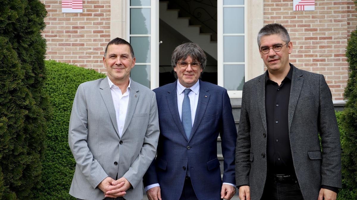 El líder de Junts, Carles Puigdemont, el Secretario General de EH Bildu, Arnaldo Otegi, y el Secretario de Relaciones, Gorka Elejabarrieta