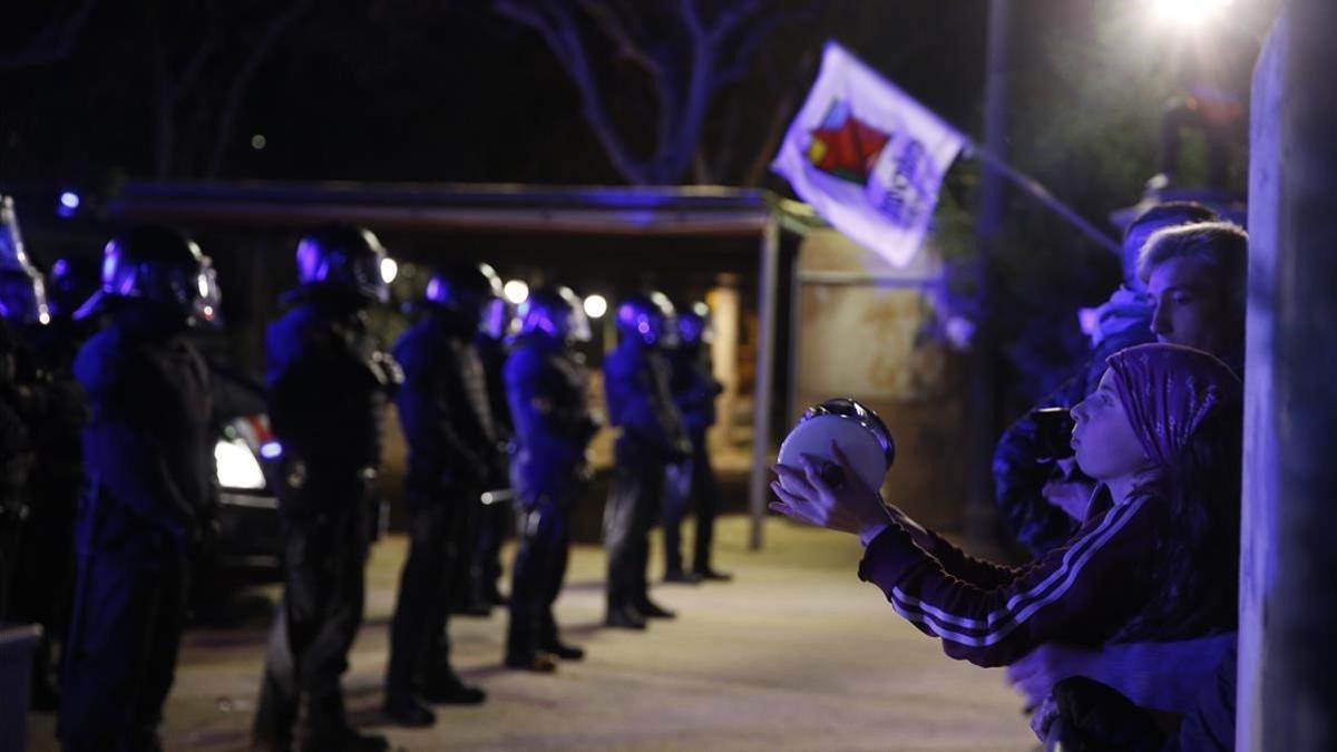 Manifestantes de los CDR frente al cordón policial de los Mossos, este domingo en el MNAC.