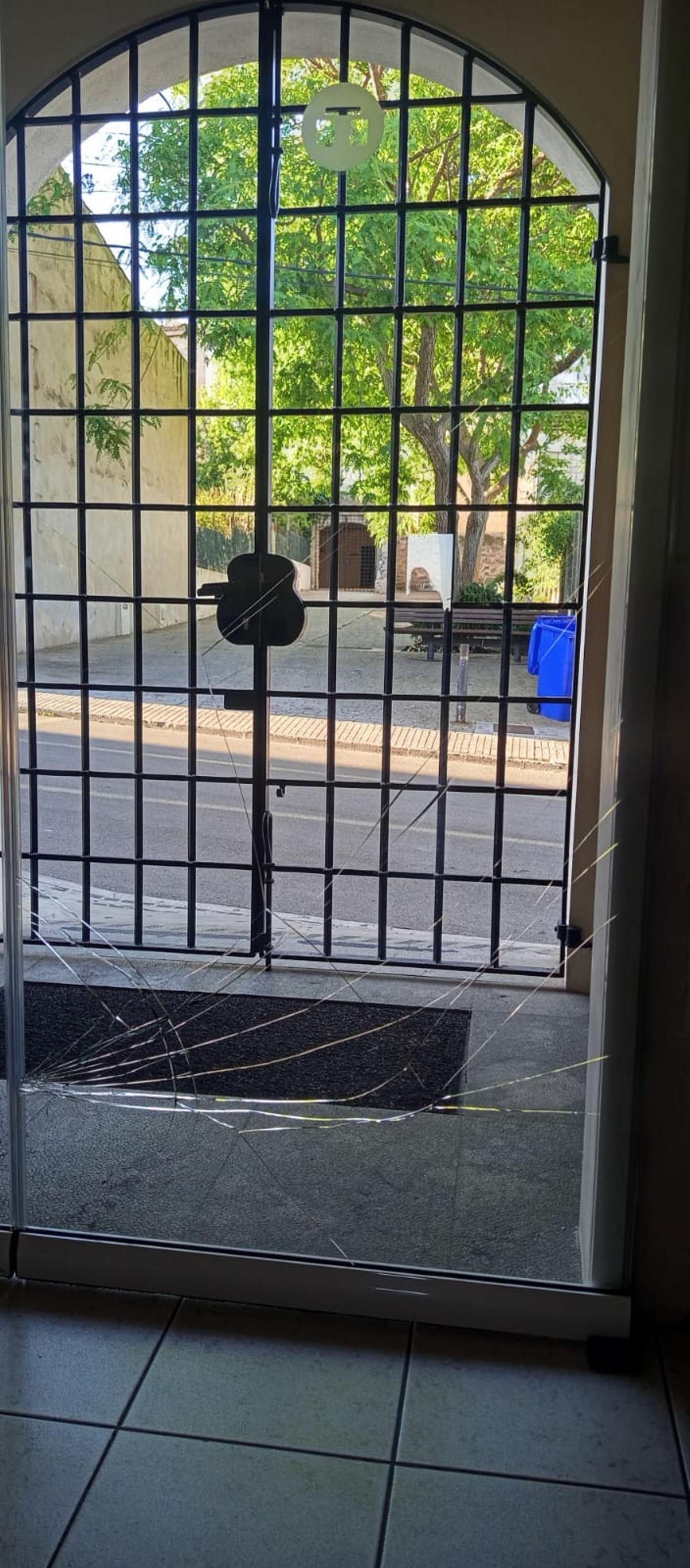 El paciente propinó una patada a la puerta de acceso del centro de salud de Capdepera.
