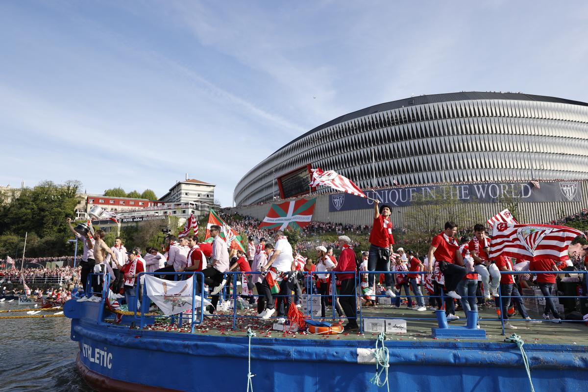 El Athletic celebra la Copa del Rey con una afición volcada con la gabarra. El Athletic celebra la Copa del Rey con una afición volcada con la gabarra.