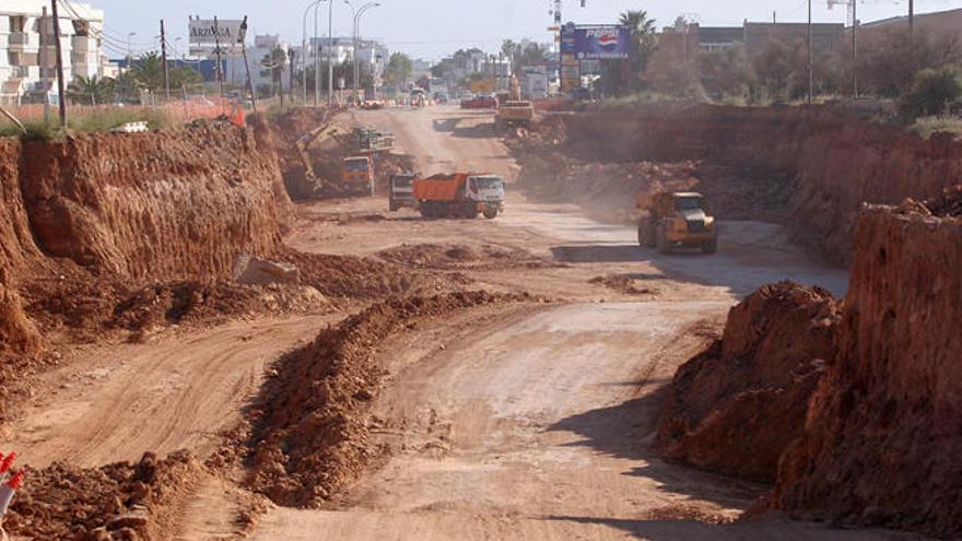 Obras de construcción del falso túnel de la autovía al aeropuerto.