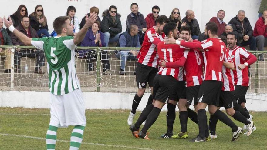 Los rojiblancos celebran un gol en Cebreros, en la ida.