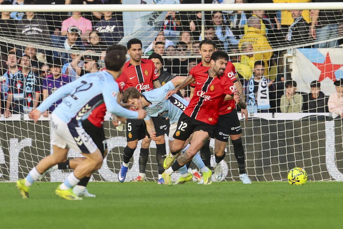 El centrocampista del Mallorca Samu Costa (c) durante el partido de la jornada 25 de LaLiga EA Sports que Celta de Vigo y RCD Mallorca disputan este domingo, en el Estadio de Balaidos. EFE/ Salvador Sas