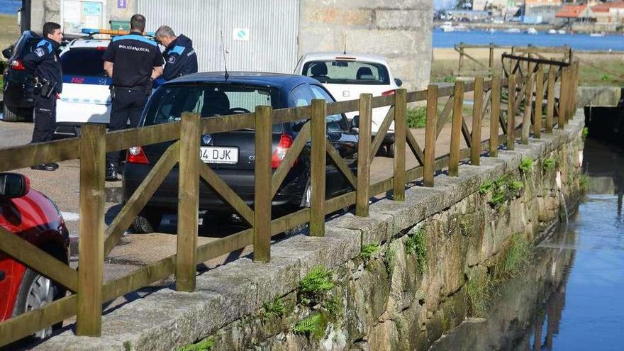 Agentes de la Policía Local de Cangas revisan vertidos residuales en Vilariño. // G.Núñez