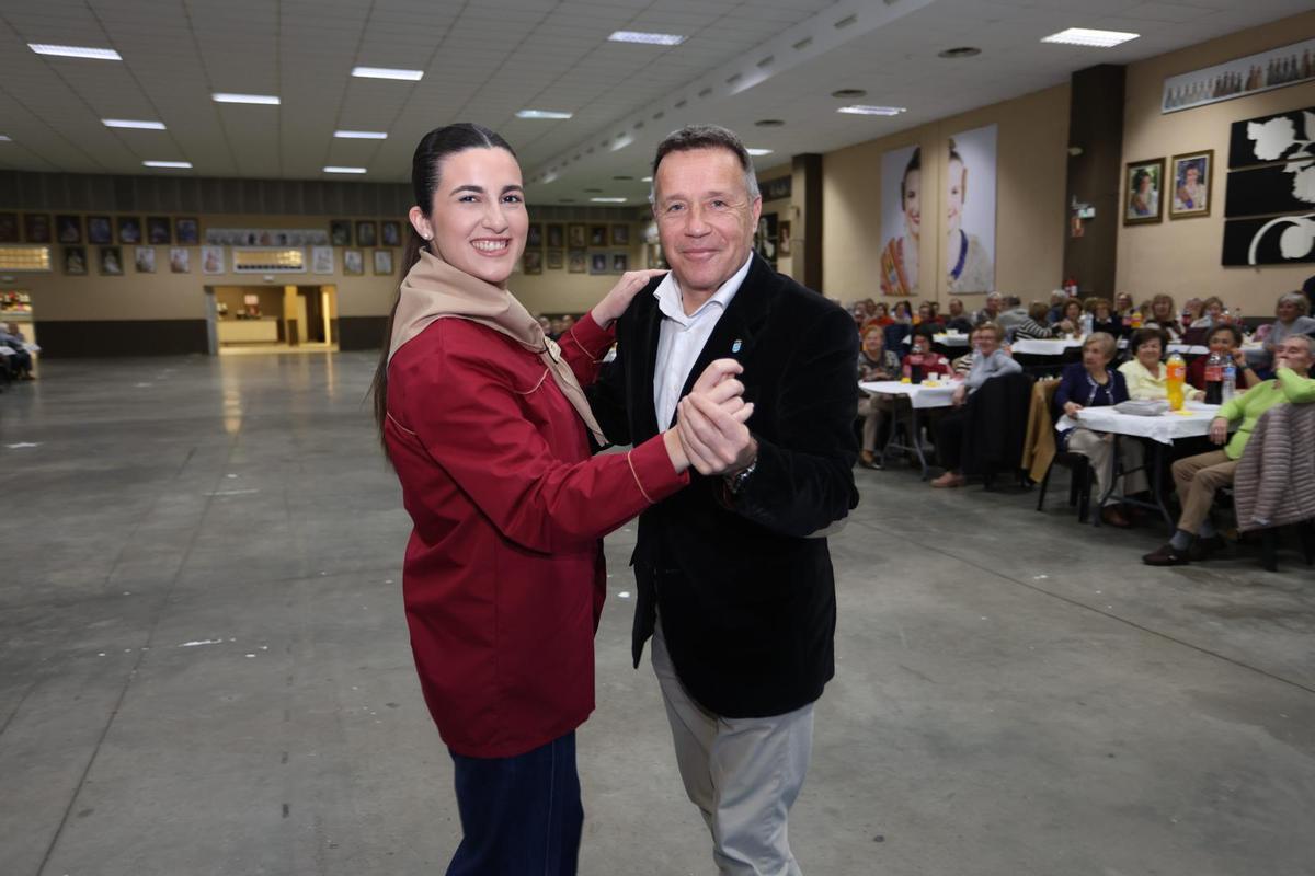 Fotogalería I Burriana celebra berenar i ball a la Llar Fallera per a la gent gran Fotogalería I Burriana celebra berenar i ball a la Llar Fallera per a la gent gran