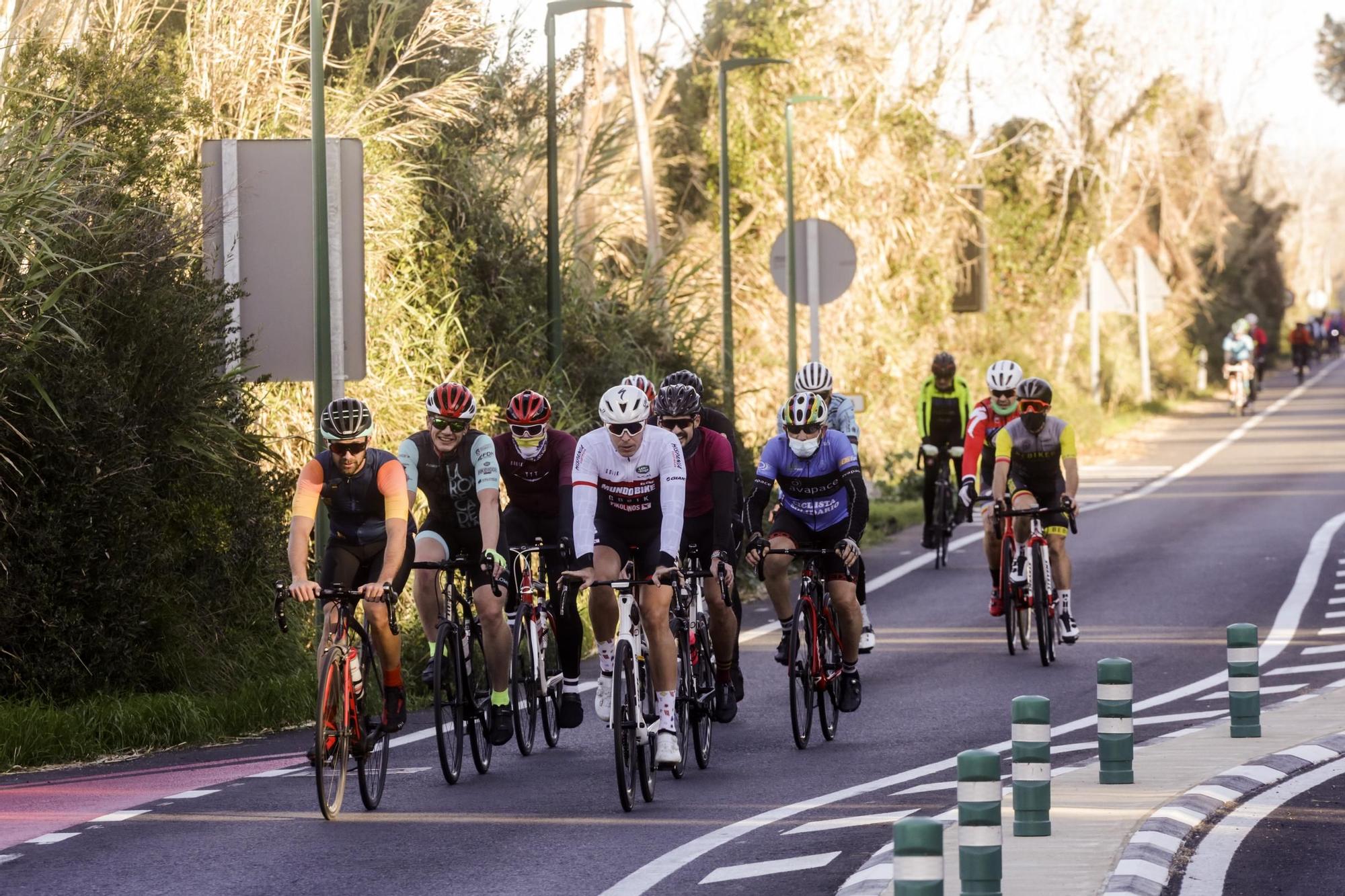 Los ciclistan abarrotan la carretera del Saler