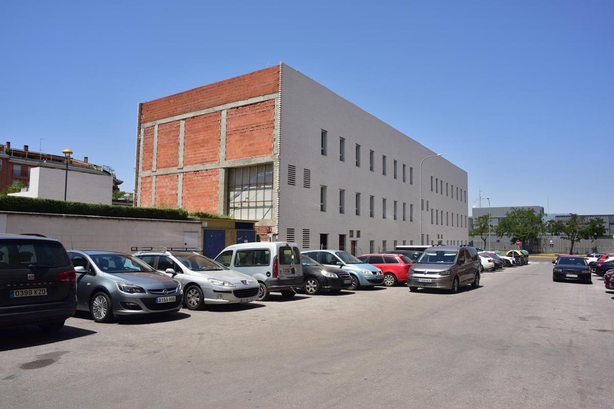 Imagen de uno de los laterales del edificio de la nueva residencia de apoyo para personas con autismo que se levanta en Badajoz.