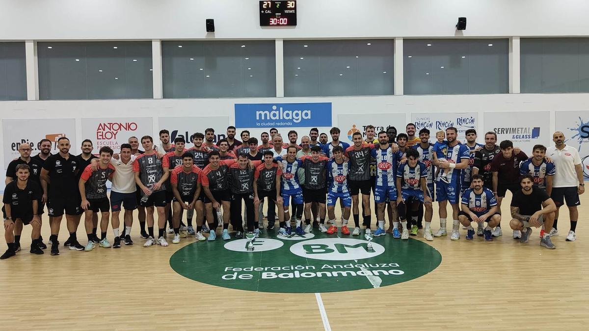 Los componentes de los dos equipos, a la conclusión del encuentro disputado en Málaga.