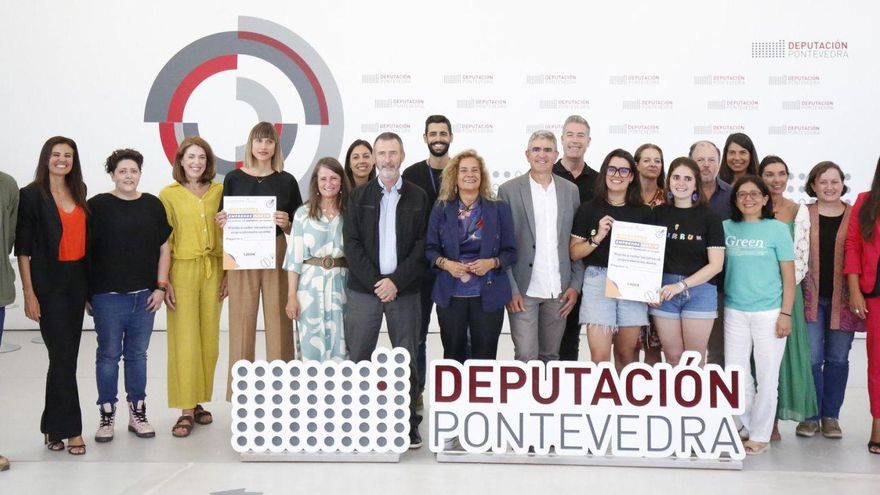 Participantes en el I Programa Emprendemento Barro, con la presidenta de la Diputación Provincial, Carmela Silva. | // FDV