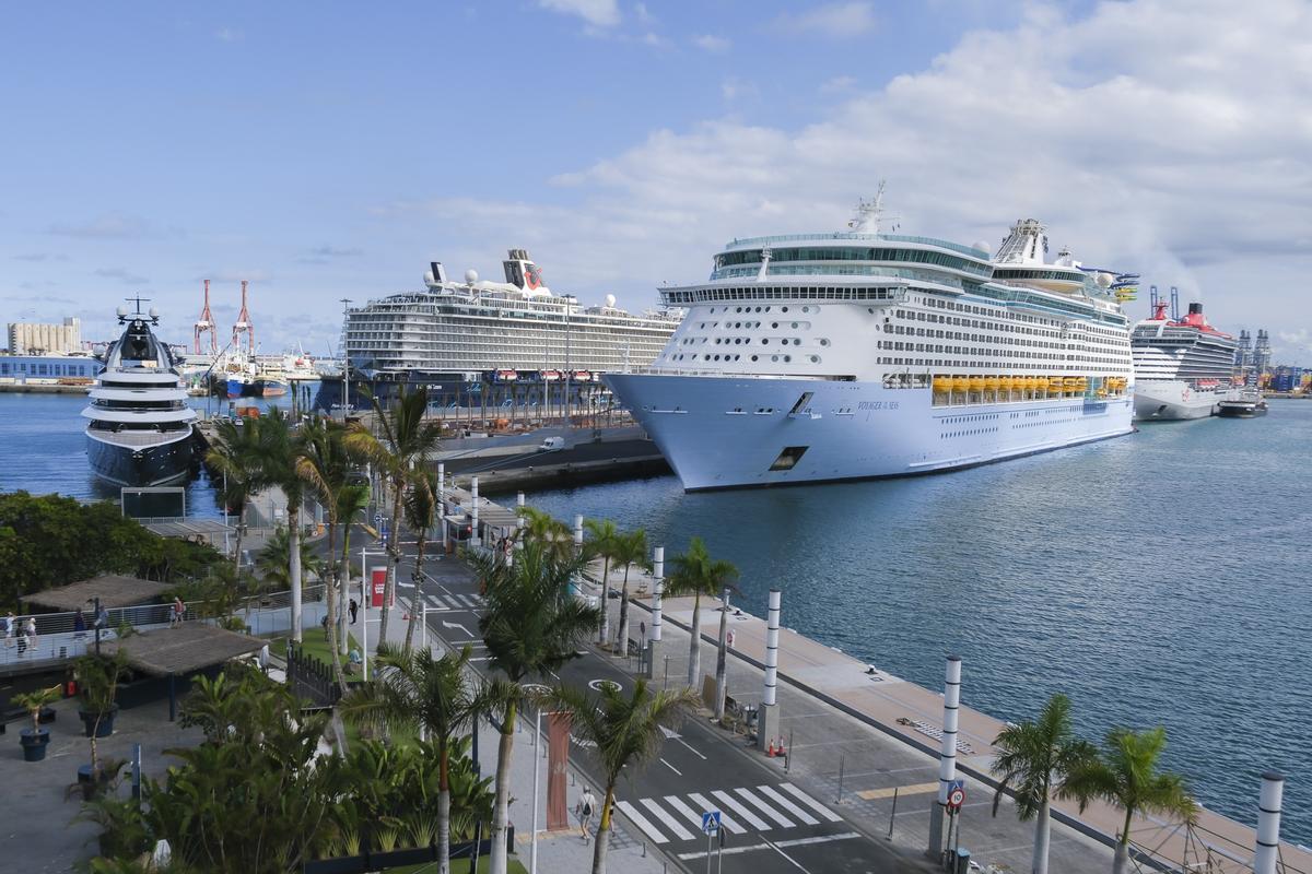 El 'Resilient Lady', el 'Mein Schiff 6' y el 'Voyager of the Seas' coincidieron este viernes en el Muelle Santa Catalina