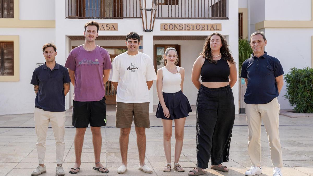Los jóvenes contratados por el Consell Insular posan en Sant Francesc