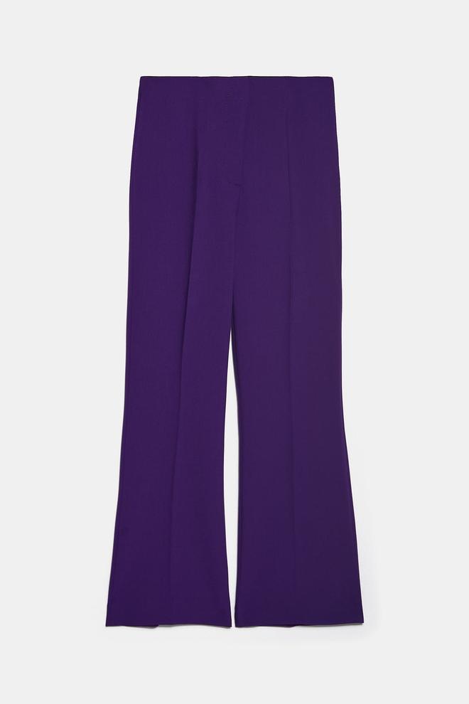 Pantalón mini flare morado de Zara. (Precio: 25,95 euros)