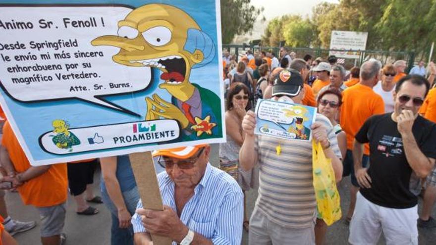 Cientos de vecinos se acercaron ayer por la tarde hasta el acceso principal de Proambiente. El tono festivo y reivindicativo abundó en la protesta.