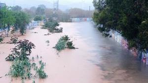 Vertido de aguas fecales en una riera de Gavà durante un episodio de lluvias.