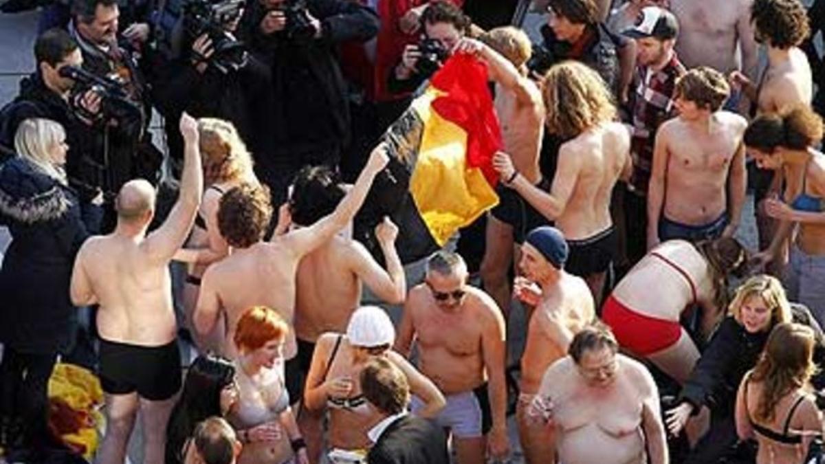 Un grupo de personas se manifiestan en Gante (Bélgica) en ropa interior contra los políticos de su país por su incapacidad para formar un gobierno.