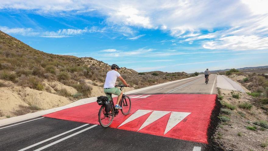 Tres ciclistas heridos graves arrollados por un coche en la carretera del embalse de La Pedrera de Orihuela