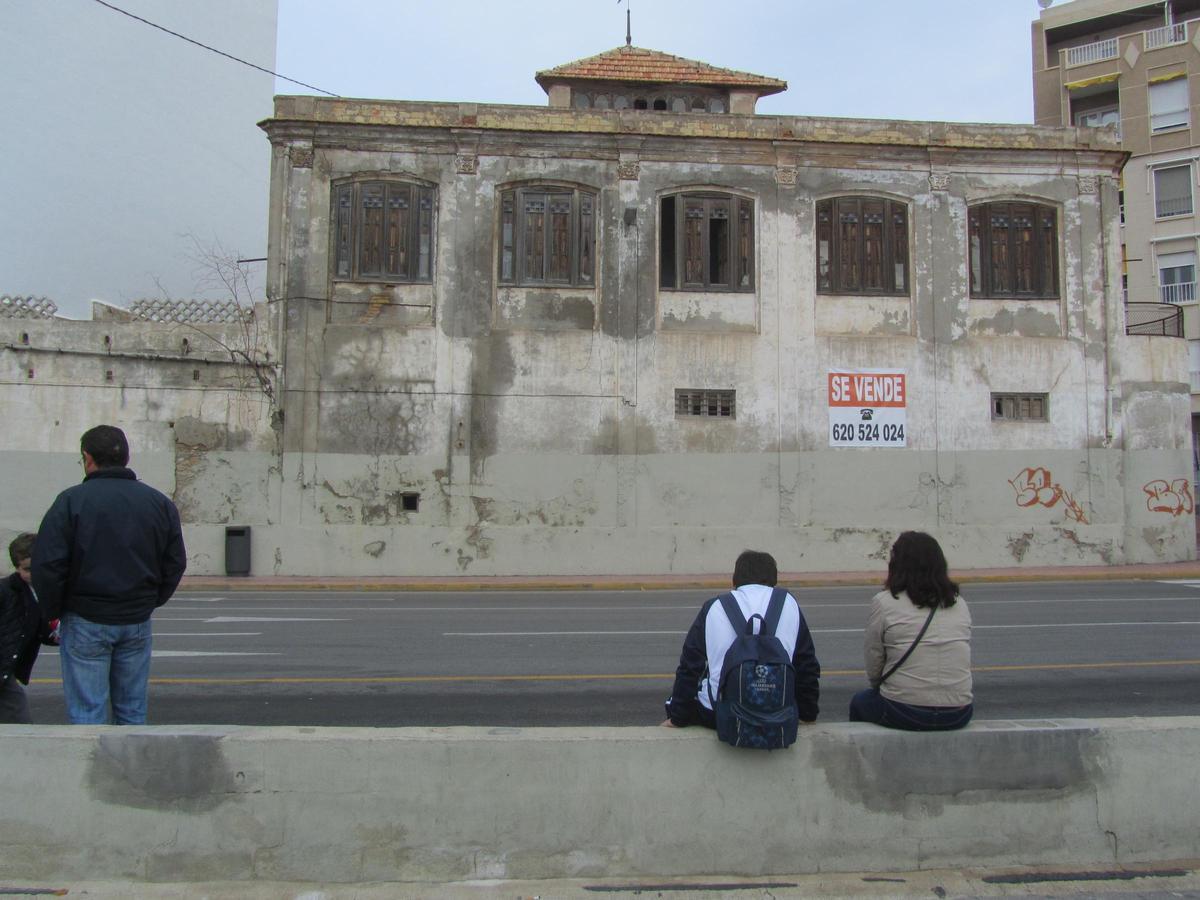 Detalle de la fachada lateral a la calle Acarretos (Faleria) cuando el edificio estaba en venta, en una imagen de archivo