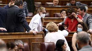 Servicios médicos del Congreso acuden al escaño de la diputada María Saavedra, que se ha sentido indispuesta durante las votaciones.