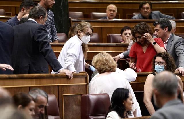 Servicios médicos del Congreso acuden al escaño de la diputada María Saavedra, que se ha sentido indispuesta durante las votaciones.