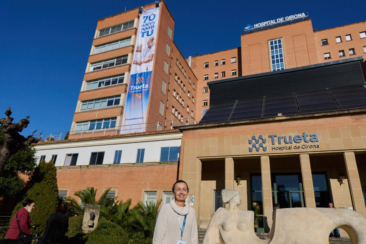 Desplegament de la lona commemorativa 70è aniversari Hospital Trueta