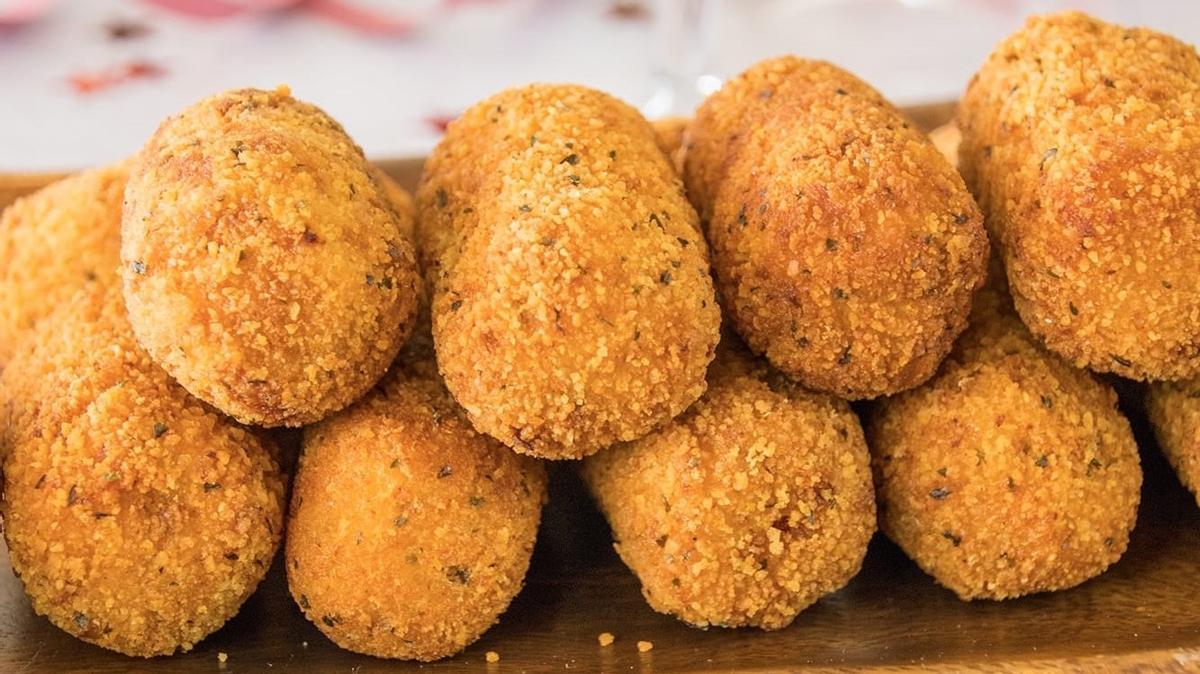 Croquetas de langostinos y 'yakisoba'.