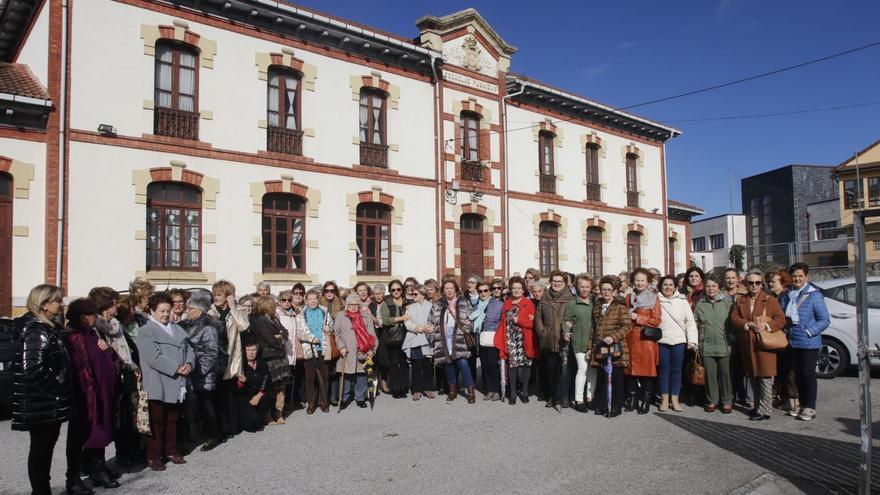 Asistentes al reencuentro de exalumnas de las escuelas de San Claudio. | LNE