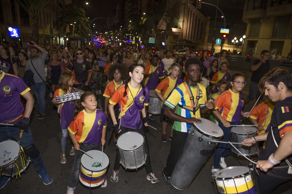 “No es no, lo demás es violación” y “La tumba del machismo, Alicante será”, son algunas de las consignas que se escuchado por las calles de la ciudad