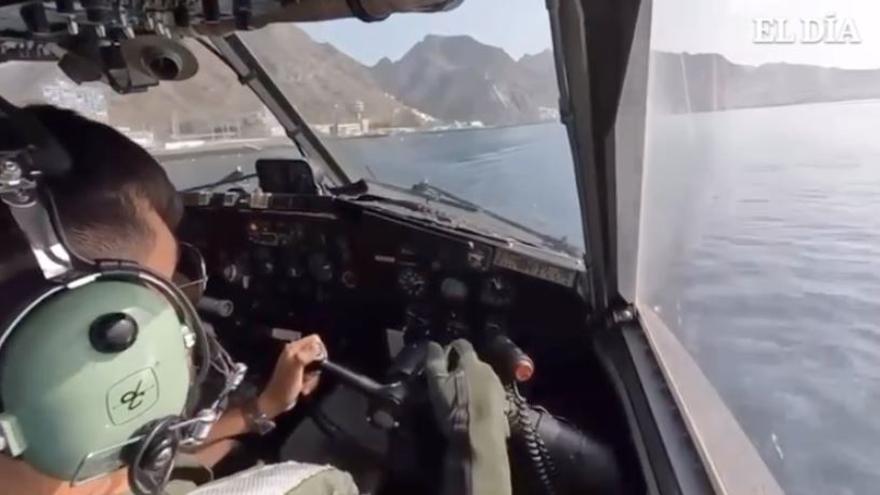 Así vive un piloto de hidroavión una carga de agua en el puerto de Santa Cruz de Tenerife en la lucha contra el incendio de Tenerife