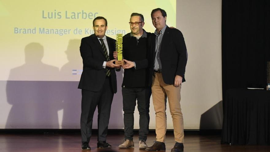 Sergio Gutiérrez, director comercial de Bankia en Murcia, entrega el premio a Luis Larbec y Mariano Illán, de Kull Design.