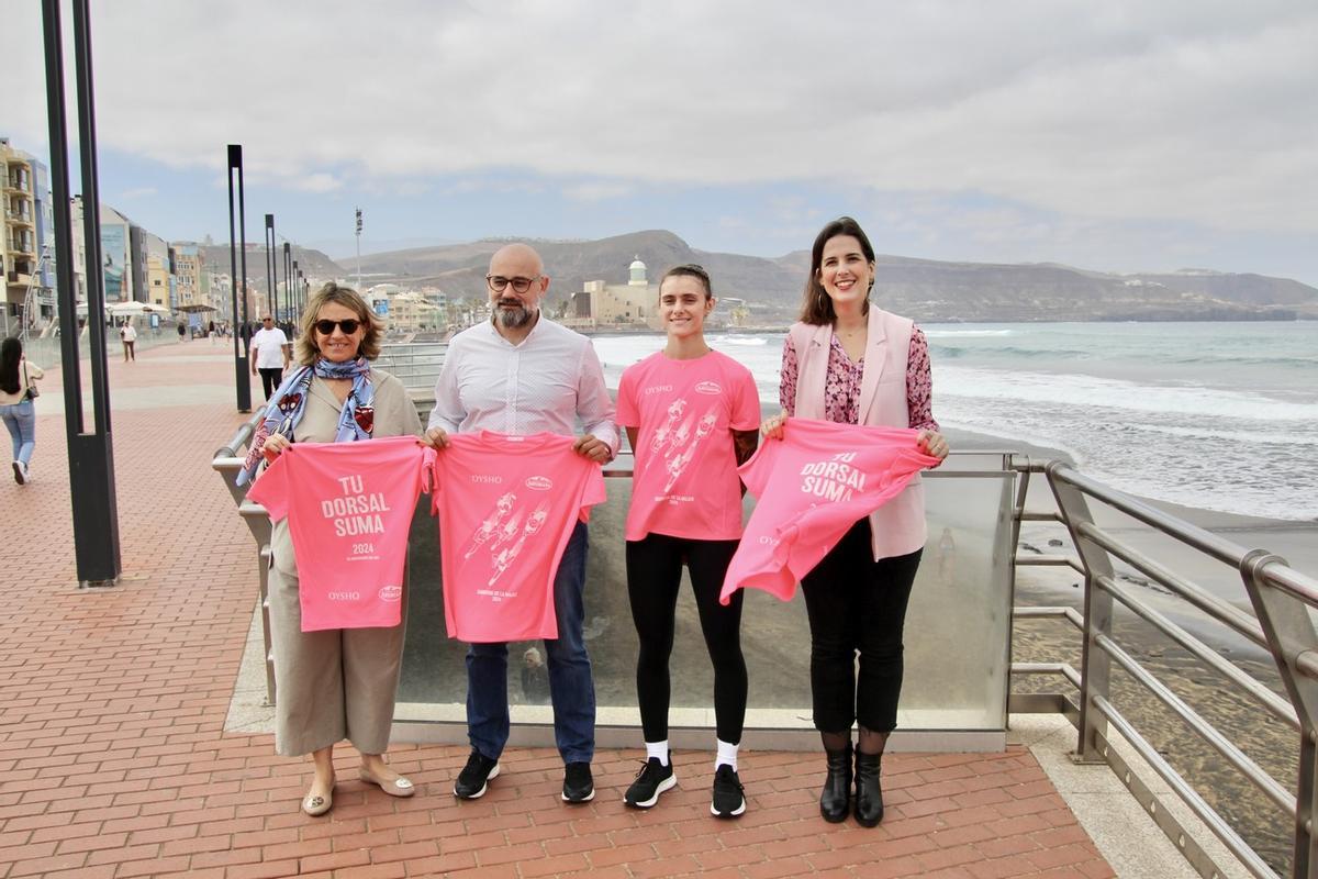 Aridany Romero presenta la camiseta oficial de la III Carrera de la Mujer.