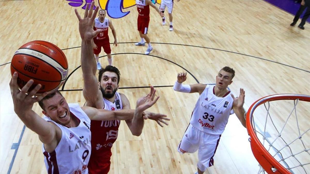Turquía cayó ante Letonia y se medirá a España en octavos de final