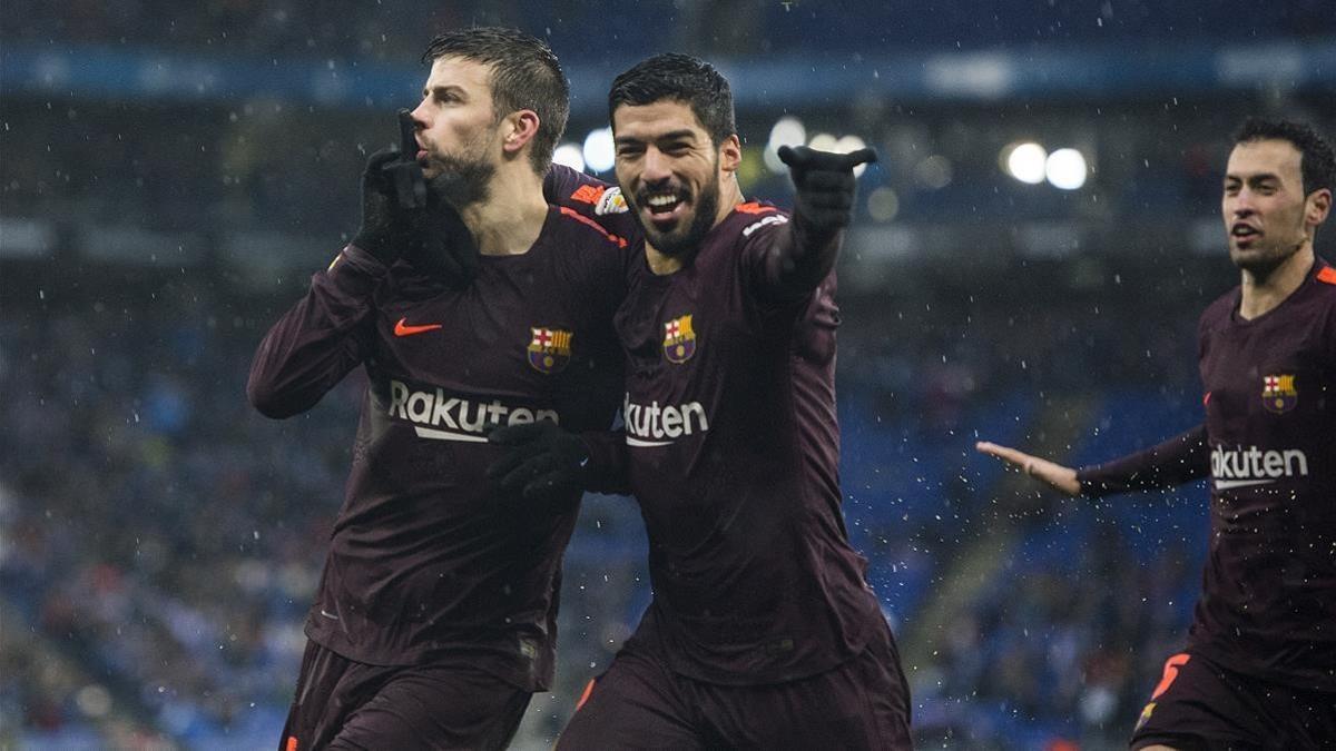 Piqué, junto a Suárez y Busquets, el pasado domingo en Cornellà-El Prat.