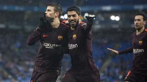 Piqué, junto a Suárez y Busquets, el pasado domingo en Cornellà-El Prat.