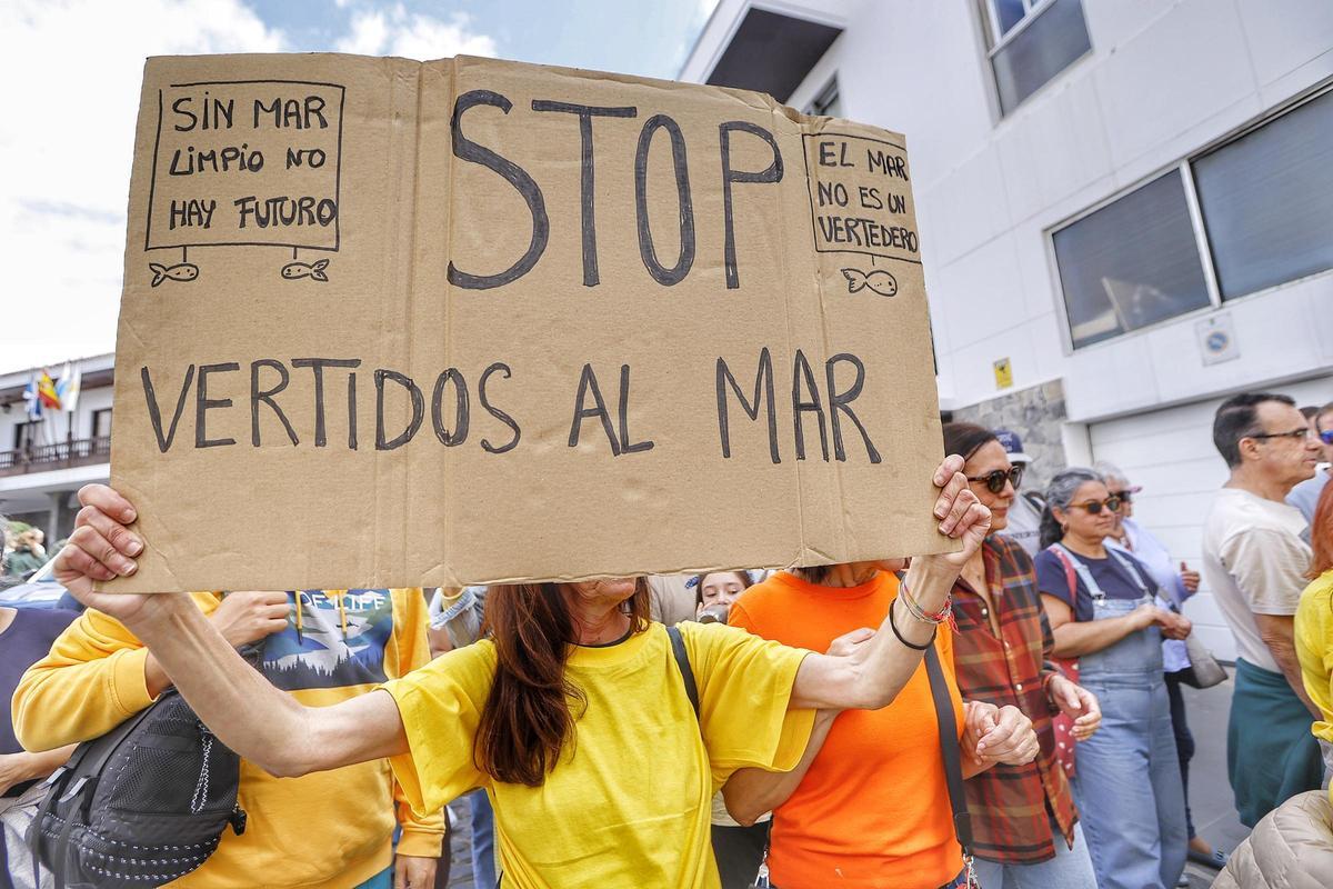 Manifestación del pasado mes de marzo contra los vertidos contaminantes que obligaron a cerrar Playa Jardín, en Puerto de la Cruz.