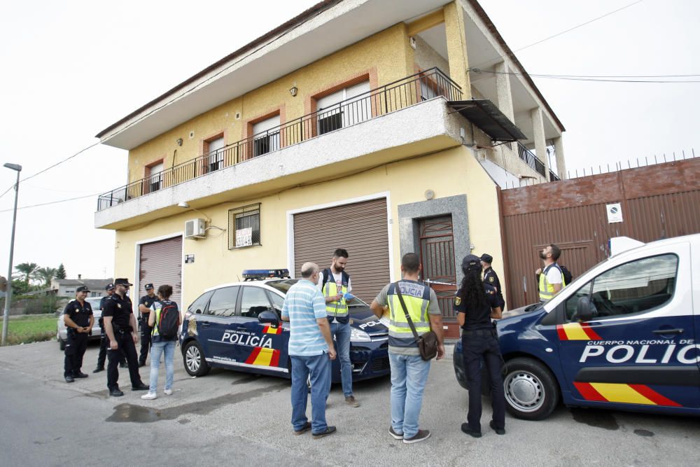 Agentes de la Policía Nacional buscan pruebas en la vivienda de Zarandona donde tirotearon a un hombre, aunque por suerte sobrevivió.