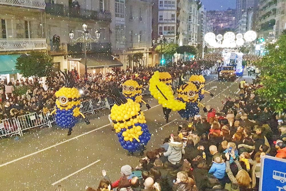 Miles de niños y niñas disfrutan junto a sus familias del desfile récord de la ciudad olívica. Melchor, Gaspar y Baltasar lanzaron caramelos desde sus carrozas.