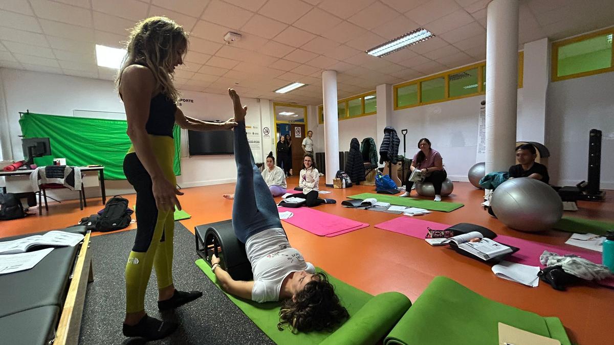 Una clase de yoga en el CIFP del Deporte de Avilés