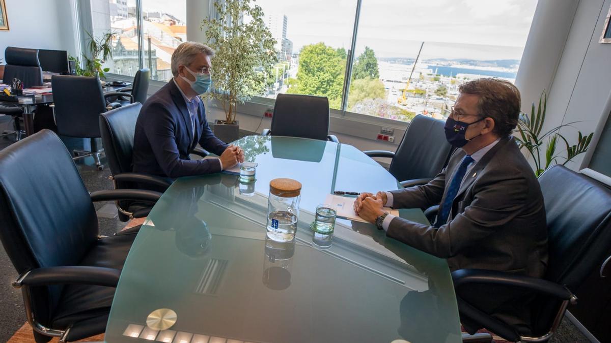 José Cacabelos y Alberto Núñez Feijóo en una reunión reciente celebrada en Vigo.