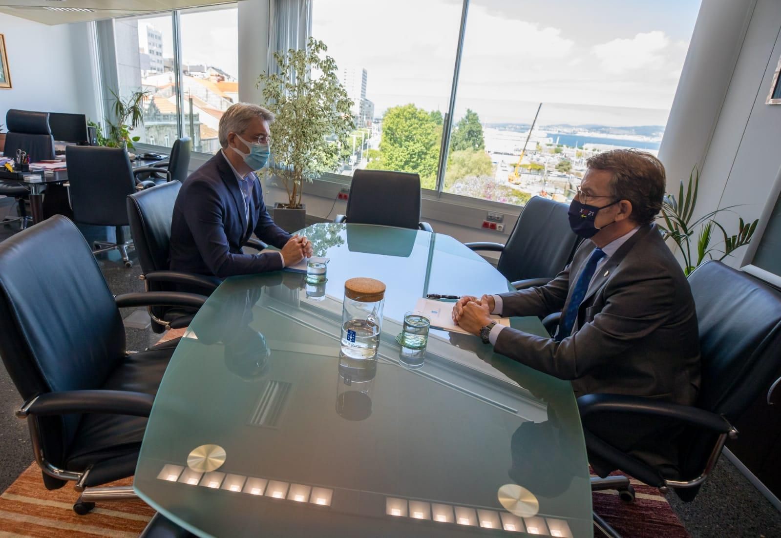 José Cacabelos y Alberto Núñez Feijóo en la reunión que mantuvieron en Vigo, donde compartieron preocupación por el repunte de contagios.