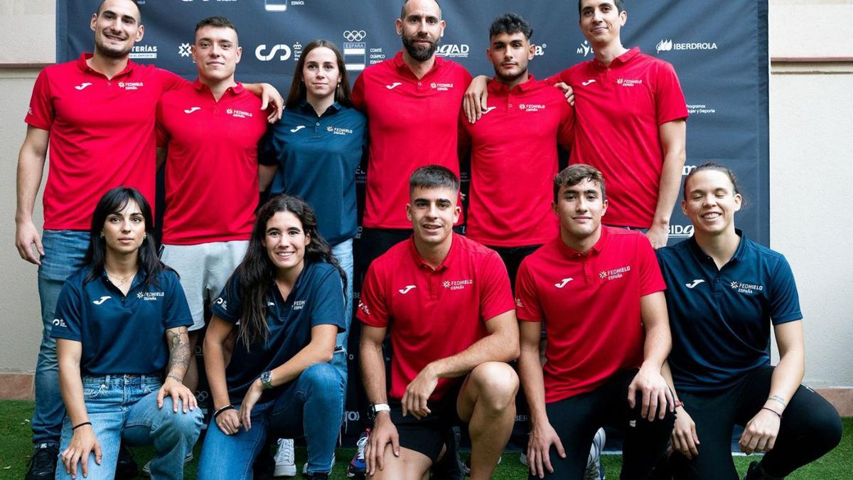 Los nueve deportistas del equipo español de skeleton junto a Mirambell, de pie en el centro. |  // @FEDHIELO