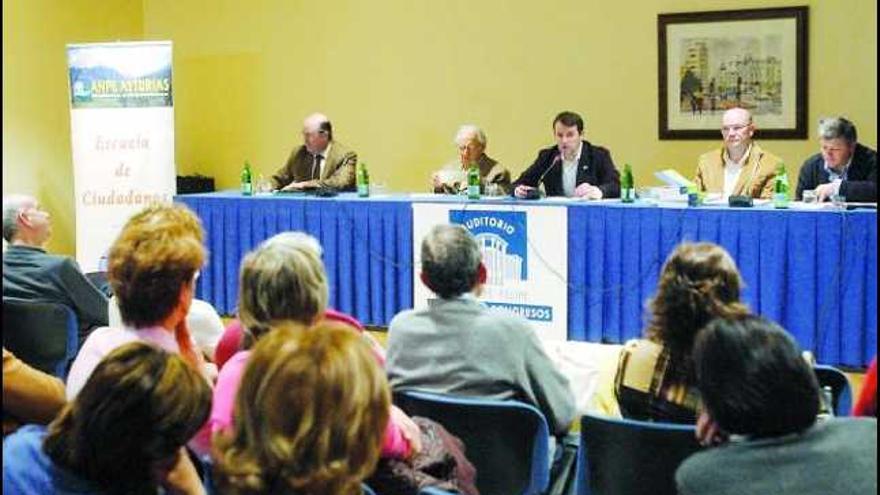 En la mesa, de izquierda a derecha, Ángel Mario Díaz, Gustavo Bueno, Gumersindo Rodríguez, Luis Enrique García Riestra y José Antonio Berzal.