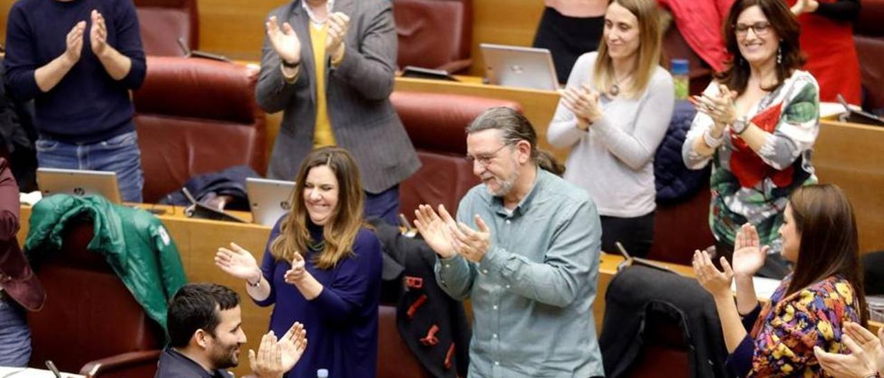 Marzà recibe los aplausos de su grupo en un pleno de la pasada legislatura