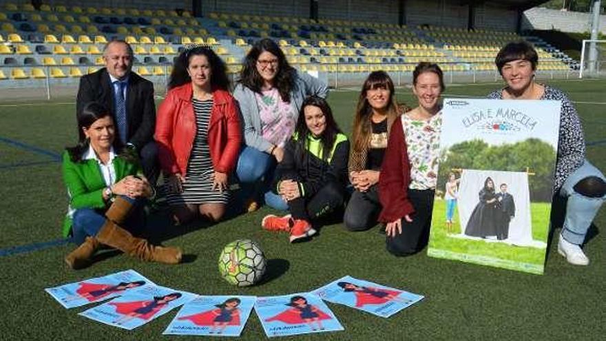 La alcaldesa Nidia Arévalo; el presidente de la UD Mos, Pablo Alonso; las concejalas Julia Loureiro y Sara Cebreiro (3ª derecha); las integrantes de A Panadería Teatro y la futbolista Yolanda Lago. // D. P.