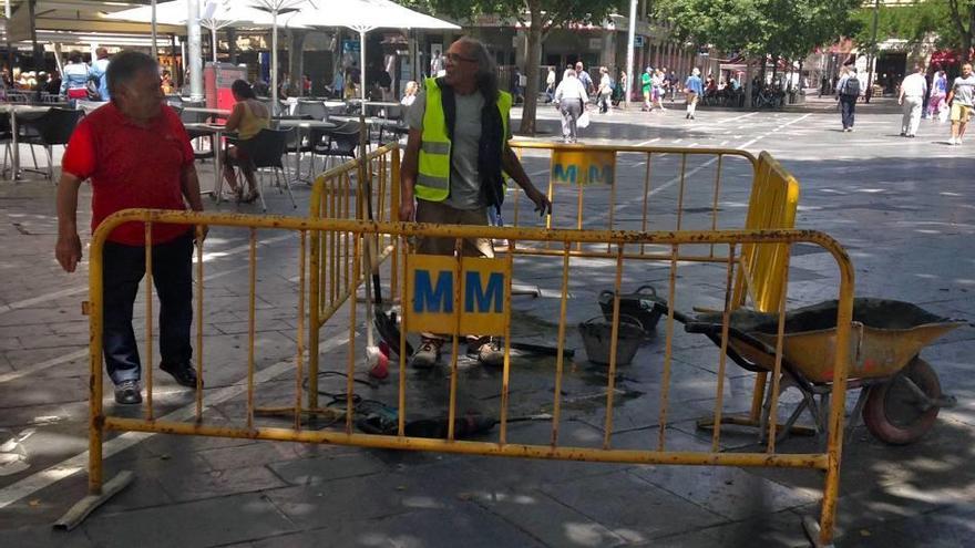 Otra reparación de baldosas en la plaza de España