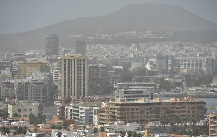 06/08/2017 LAS PALMAS DE GRAN CANARIA.  Calima y calor así como viento en la ciudad de Las Palmas de Gran Canaria  FOTO: J.PÉREZ CURBELO