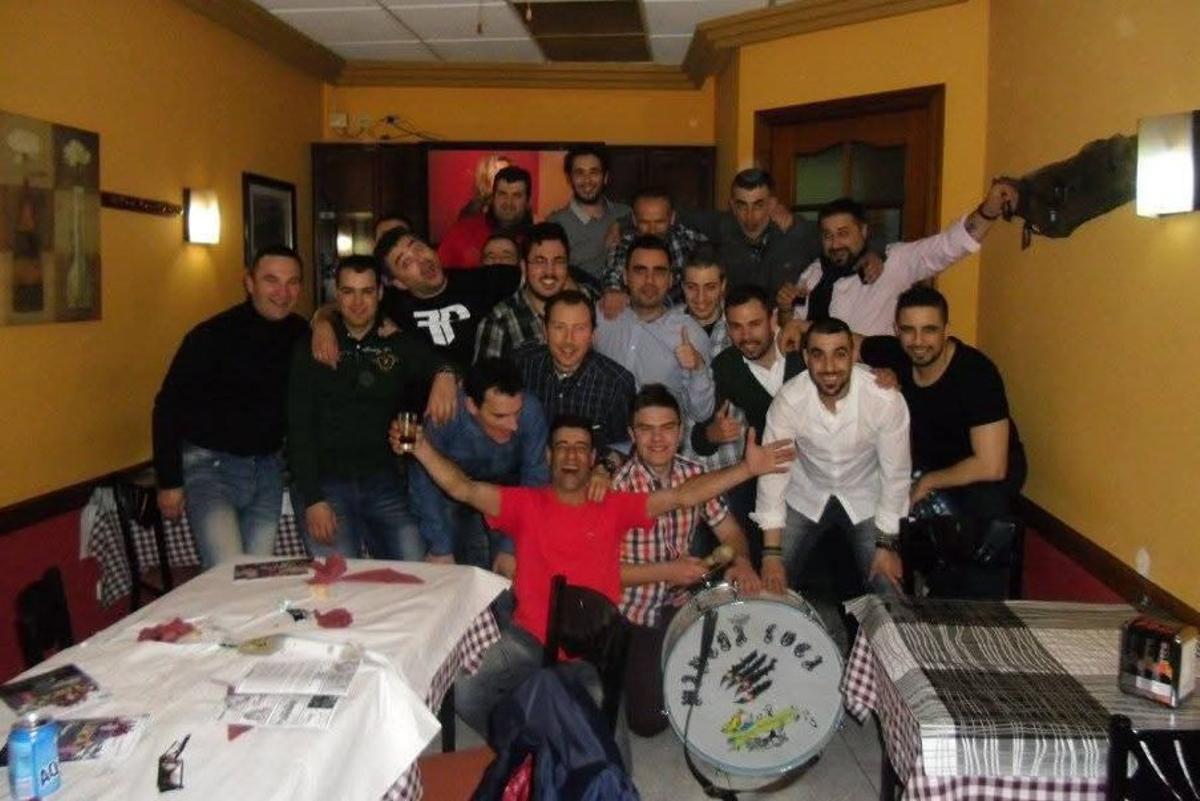 Integrantes de la murga de Aldán. |  Marcha Loca