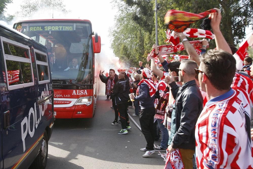 Ambientazo rojiblanco en los aledaños de El Molinón